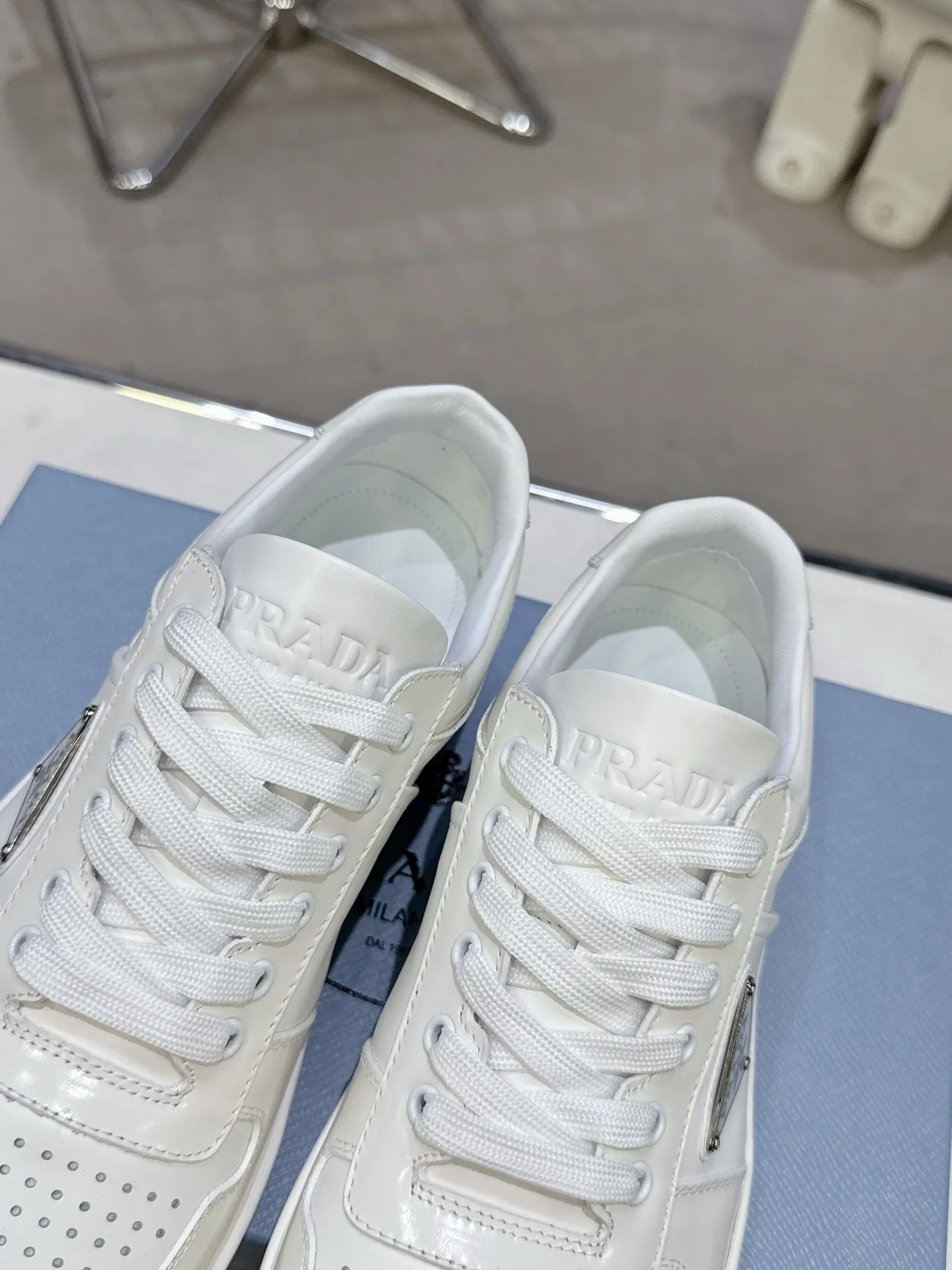 👟👟Ex-factory price 580👟👟 Couple style Prada Latest Downtown Bold series Triangle logo Casual sneakers White shoes Original purchase, development and production Downtown Bold sneakers are inspired by the basketball shoes of the 1980s, with a sporty design and exquisite details. Crafted from perforated leather, the statement platform sole provides a unique, modern style. The Prada logo is interpreted from different angles, decorated with the iconic enameled triangular metal logo, highlighting the unique classic style. Exquisite packaging at the delivery counter🛍📦 ▪️Fabric: Original custom imported first-layer cowhide ▪️Lining: Original imported soft sheepskin ▪️Outsole: Original open-molded rubber bottom material ▪️Size: Women's 35-40 Men's 39-45